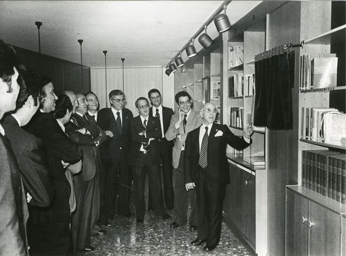 Ramón   Areces, Presidente del Patronato y fundador del Corte Inglés, descubre la   placa conmemorativa de inauguración del Centro de Estudios Ramón Areces   (CEURA) en Barcelona (1974)