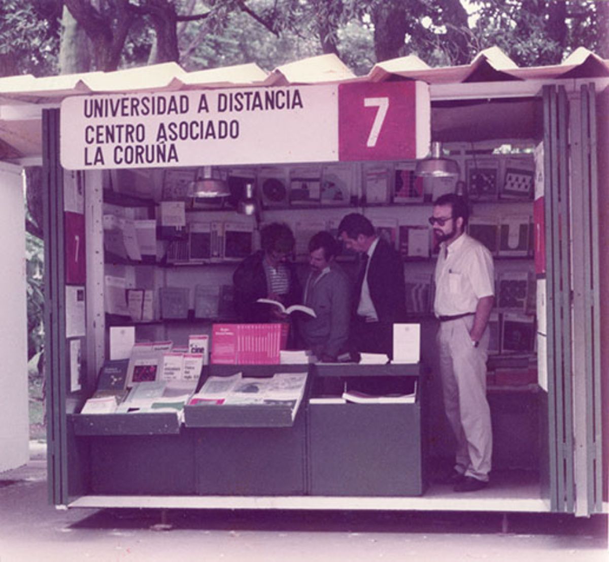 Vista   general del stand del Centro Asociado de la Coruña en la XII Feria del Libro   de La Coruña, celebrada en agosto en los Jardines de Méndez Núñez (Imagen de   Foto Tonecho, 1983)