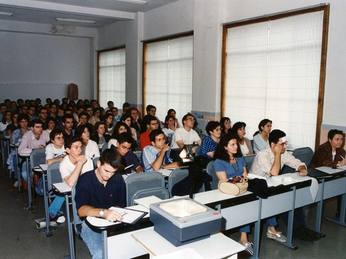 Alumnos   asistiendo a una clase durante los VI Cursos de Verano en Ávila (Imagen de   Estudio fotográfico Portillo, 1995)