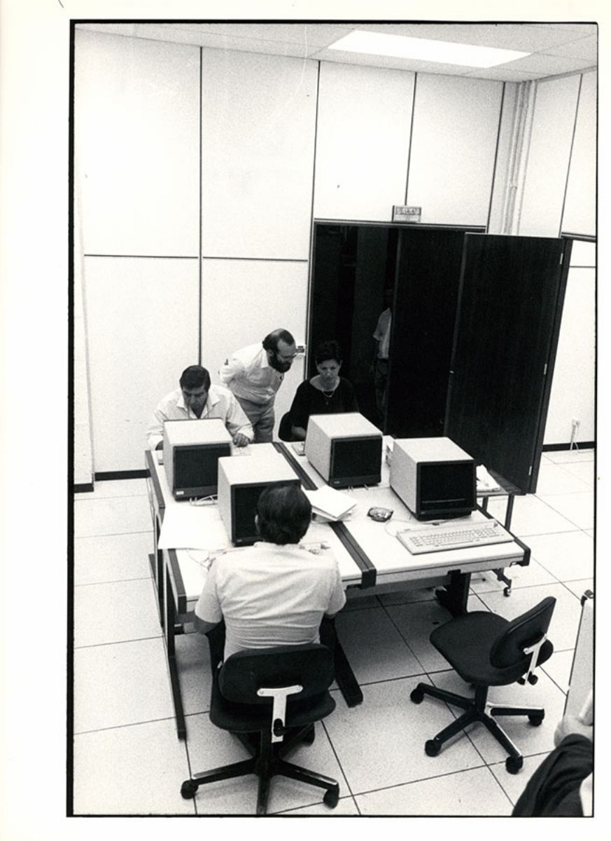 Personal   de la UNED trabajando en las instalaciones del Centro de Proceso de Datos   (Imagen de Juan C. Tirado, 1987)
