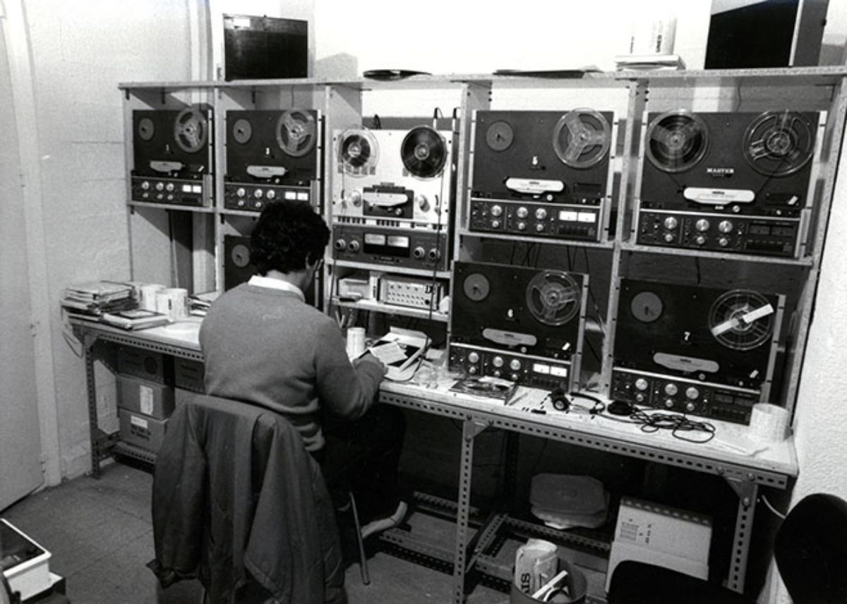 Trabajador   de la UNED en el estudio de grabación del CEMAV (Imagen de A.V. Gilbert-A.   Rigaud, 1984)