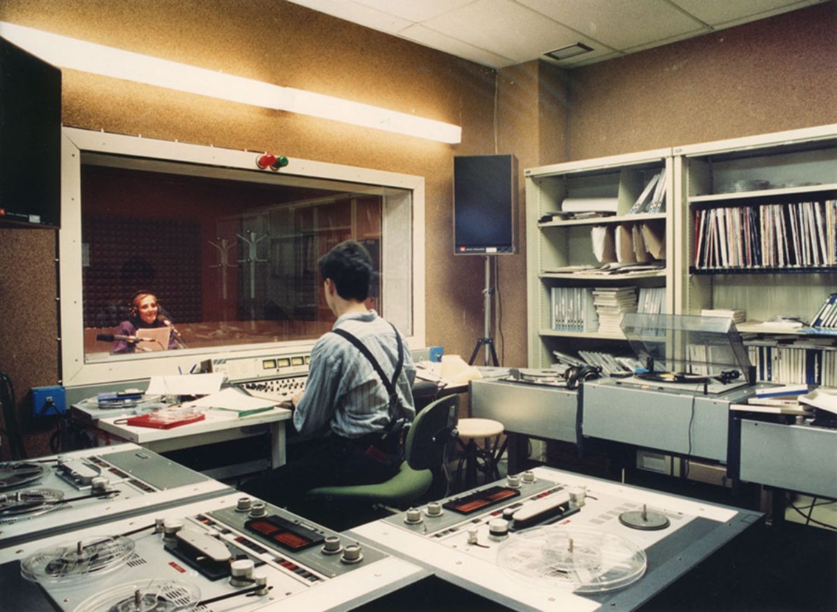 Personal   de la UNED trabajando en el estudio de grabación de radio del CEMAV (Imagen   de Estudio fotográfico Portillo, 1991)