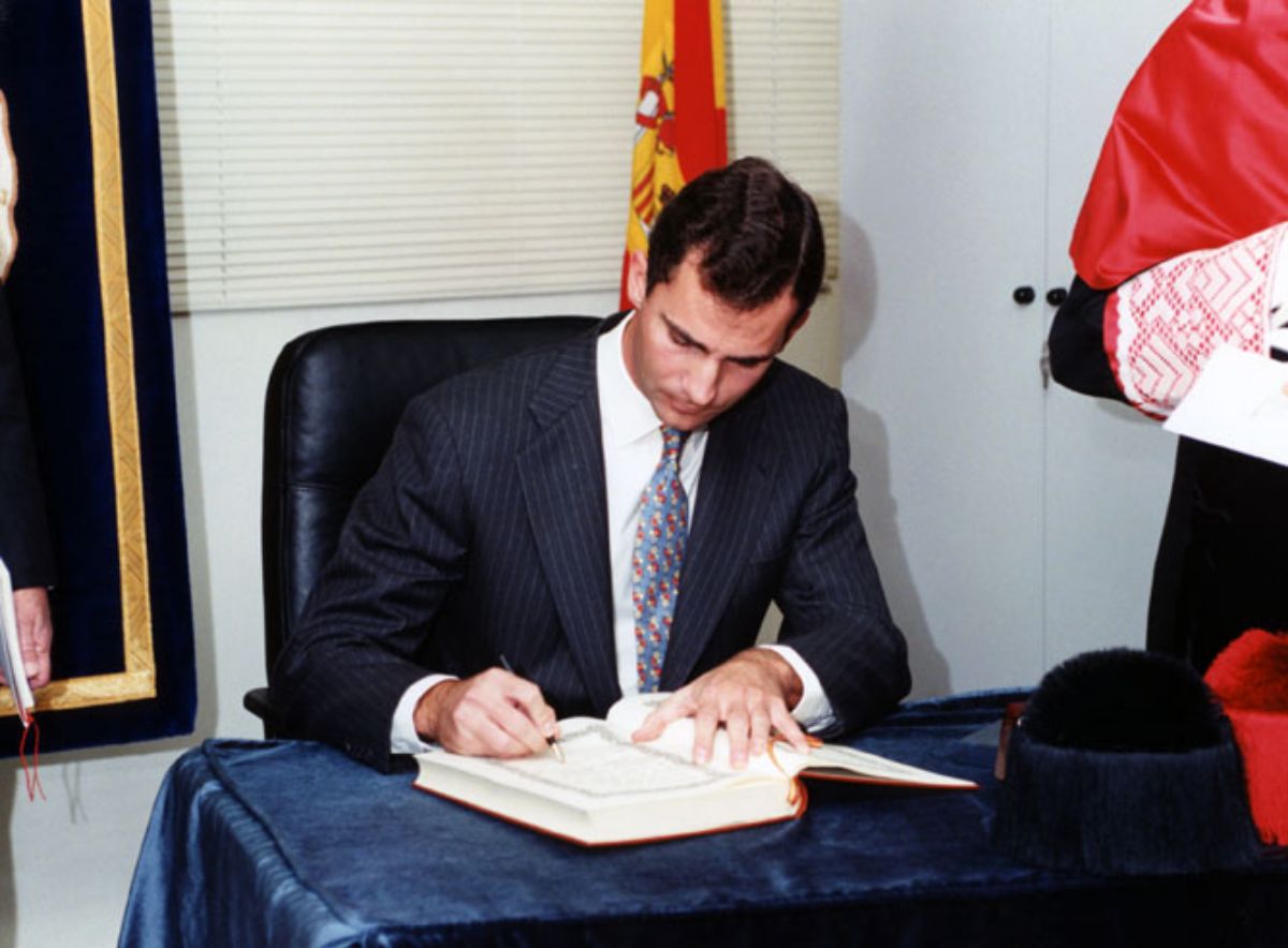El   Príncipe Felipe de Borbón firma en el Libro de Honor de la UNED, tras su   participación en el acto de apertura del curso académico 1997/98 (Imagen de   Jesús Mendo, 1997)